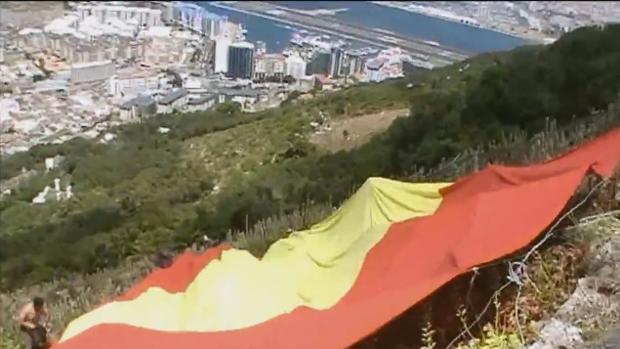 Imagen del momento en el que miembros de VOX desplegaron la bandera de España en Gibraltar