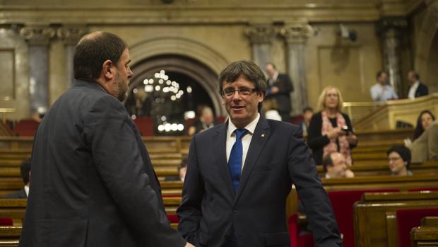 El presidente de la Generalitat, Carles Puigdemont, y el vicepresidente y responsable de Economía, Oriol Junqueras