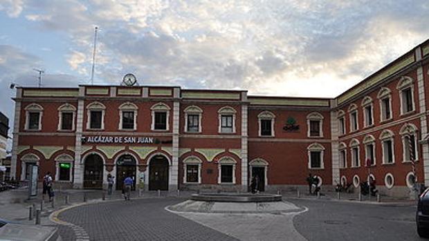 Puerta principal de la estación de Alcázar de San Juan