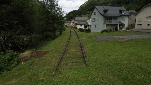 Vías abandonadas, en el lado francés, de la línea internacional de Canfranc