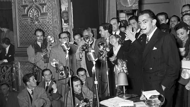 Dalí, en 1951, en una conferencia en el teatro María Guerrero de Madrid