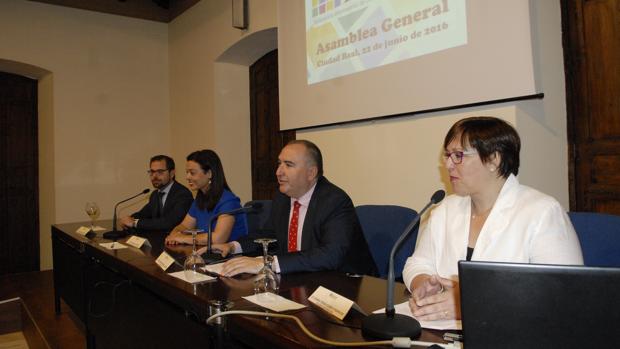 En la clausura de la Asamblea han participado, junto al presidente de Fecir, Carlos Marín (2º dcha.), el vicepresidente de la Diputación, Gonzalo Redondo (1º izq.), la alcaldesa de Ciudad Real, Pilar Zamora (2ª izq) y la delegada de la Junta, Carmen Olmedo