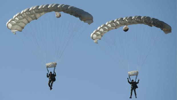 En estos ejercicios participan más de 600 paracaidistas de las Fuerzas Armadas españolas