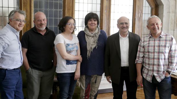 El director del proyecto, Martínez Mendizábal, junto con los representates de los institutos