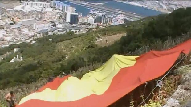 La bandera de España mostrada por los miembros de Vox