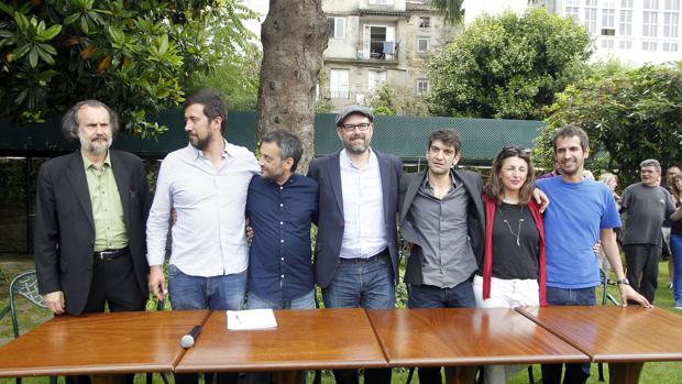 Los alcaldes populistas posan con los candidatos de En Marea al Congreso