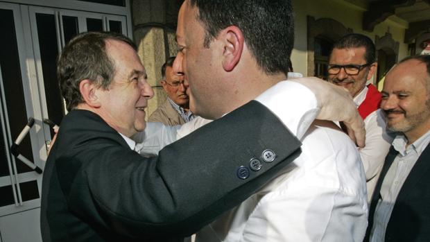 El alcalde de Vigo, Abel Caballero, abraza al regidor de As Pontes, Valentín González