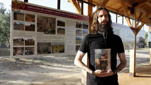 El autor posa con su libro en el yacimiento de Guarrazar