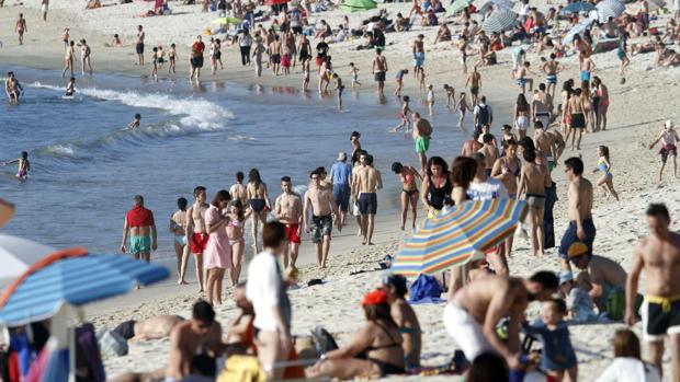 Los bañistas ya ocupan el arenal de la viguesa playa de Samil