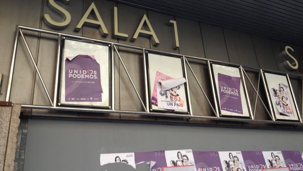 La cartelera de los antiguos Cines Roxy, en la calle Fuencarral de Madrid