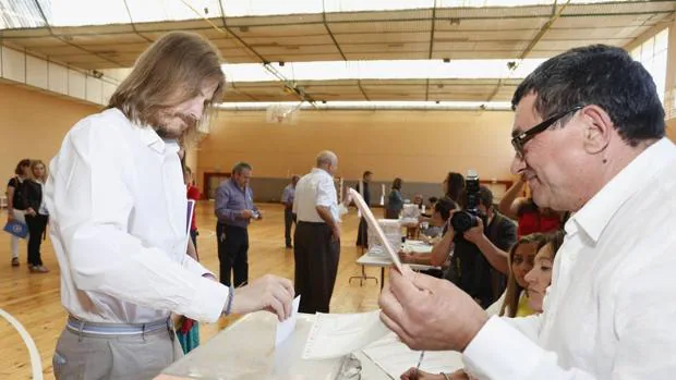 El secretario autonómico de Podemos, Pablo Fernández, ejerciendo su derecho a voto