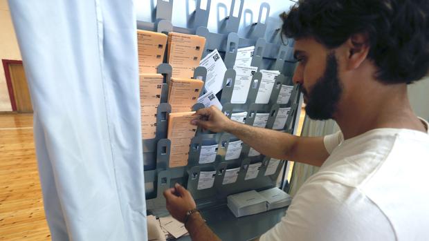 Un joven vota en un colegio de León