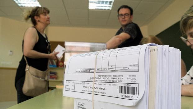 Paquete de votos recibidos por correo en una de las mesas del colegio electoral la localidad salmantina de Cabrerizos