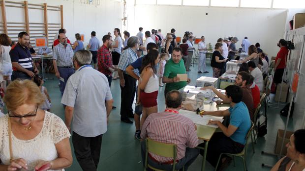 Ciudadanos ejerciendo su derecho al voto en un colegio electoral de Toledo