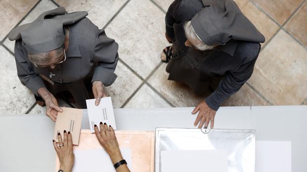 Dos monjas votan este domingo en un colegio electoral de Valencia
