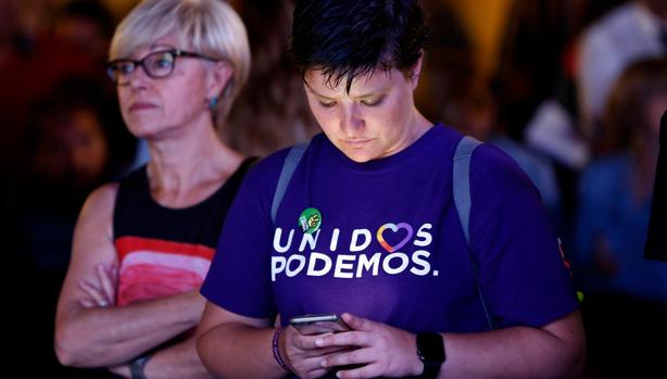 Imagen de unos simpatizantes de Podemos tomada anoche en Valencia