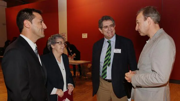 Los responsables de las Hermanas Hospitalarias de Palencia, junto al doctor Jim Van Os
