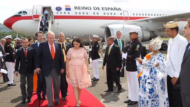 Don Juan Carlos, a su llegada a Panamá en el avión oficial con el nuevo rótulo, la bandera europea y su guión