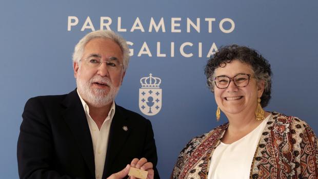 El presidente del Parlamento de Galicia, Miguel Ángel Santalices, recibe a la Valedora do Pobo, Milagros Otero