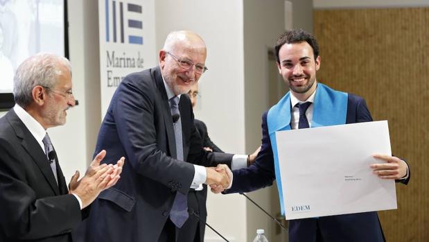 Juan Roig felicita a uno de los egresados durante el acto