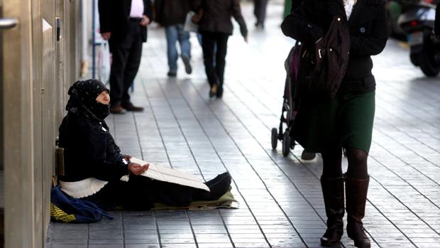 Uma mujer pide limosna en Valencia en una imagen de archivo