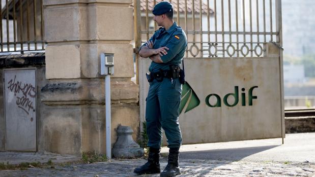 Un agente de la Guardia Civil, esta mañana ante las obras del AVE en La Sagrera