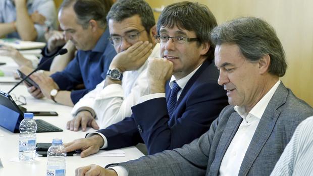 Puigdemont junto a Mas en la reunión de CDC para valorar los resultados electorales del 26-j
