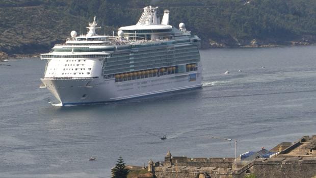 El «Independence of Seas» en su paso por Ferrol