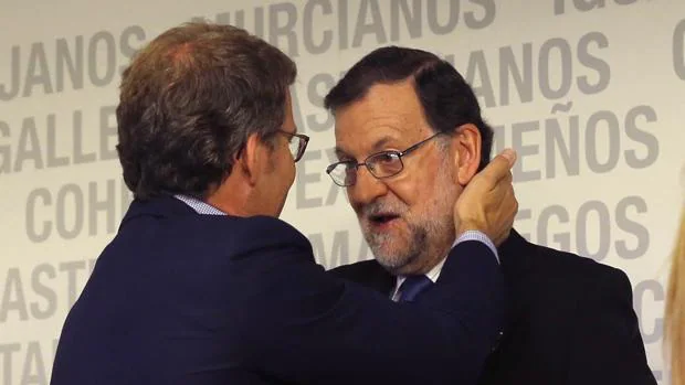 Mariano Rajoy y Núñez Feijóo se saludan este lunes en Madrid