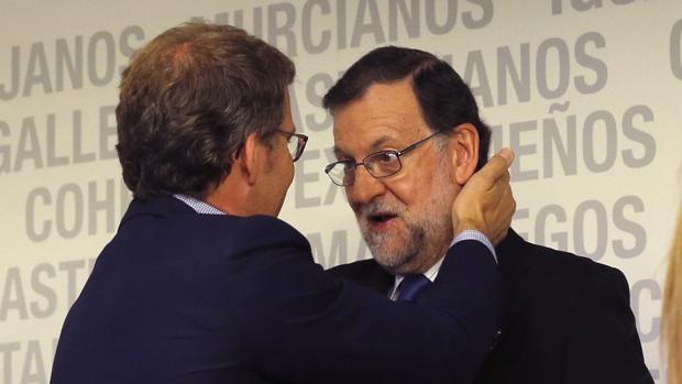 Mariano Rajoy y Núñez Feijóo se saludan este lunes en Madrid