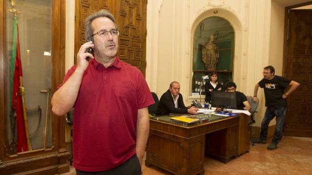 El alcalde de Zamora Francisco Guarido (IU), atiende una llamada en el Ayuntamiento