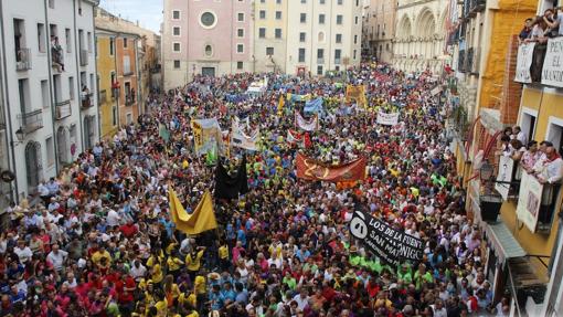 Peñas y público en general asistente al pregón de las fiestas de San Mateo