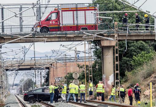 Un herido al caer con su coche sobre las vías del tren desde un paso elevado en Villarreal