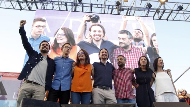 Imagen de Oltra con los líderes de Podemos e Izquierda Unida en el cierre de campaña en Madrid