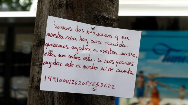 Uno de los carteles que apareció el lunes en la calle de Joaquín Costa, junto a una parada de autobús