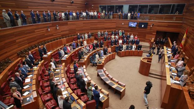 Los procuradores han guardado un minuto de silencio al inicio del pleno por los atentados de Estambul