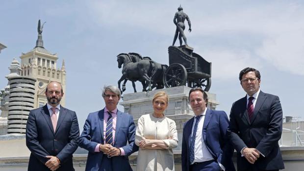 Rollán, Garrido, Cifuentes, Taboada y Quintanar, en la azotea del antiguo edificio Banco Bilbao, Gran Vía