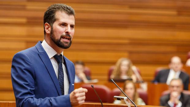 El portavoz del Grupo Socialista, Luis Tudanca, durante su intervención