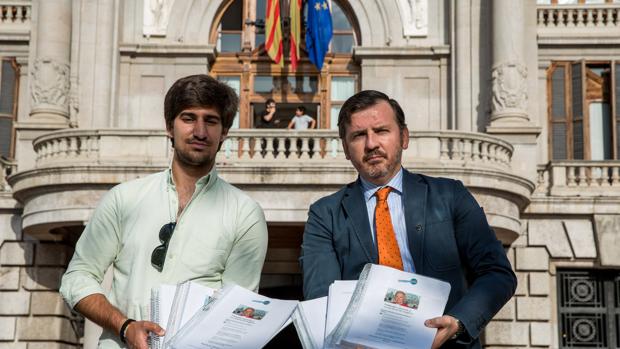 Entregan 200.000 firmas al Ayuntamiento de Valencia en defensa del cardenal Cañizares