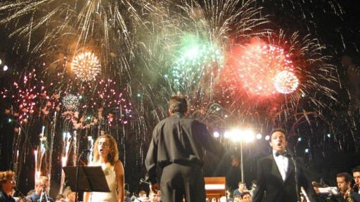 Música y fuegos artificiales combinados en el Castell de l'Olla.