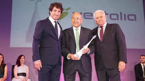 Joaquín Arias, del Grupo Vectalia, con su premio.
