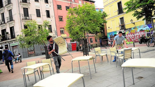 Centro levantó las terrazas de tres plazas de Malasaña por las fiestas del Dos de Mayo