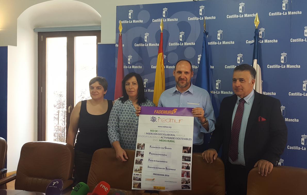 El delegado de la Junta en Talavera, David Gómez, junto a la presidenta regional de Fademur, Elisa Fernández, durante la presentación de la feria