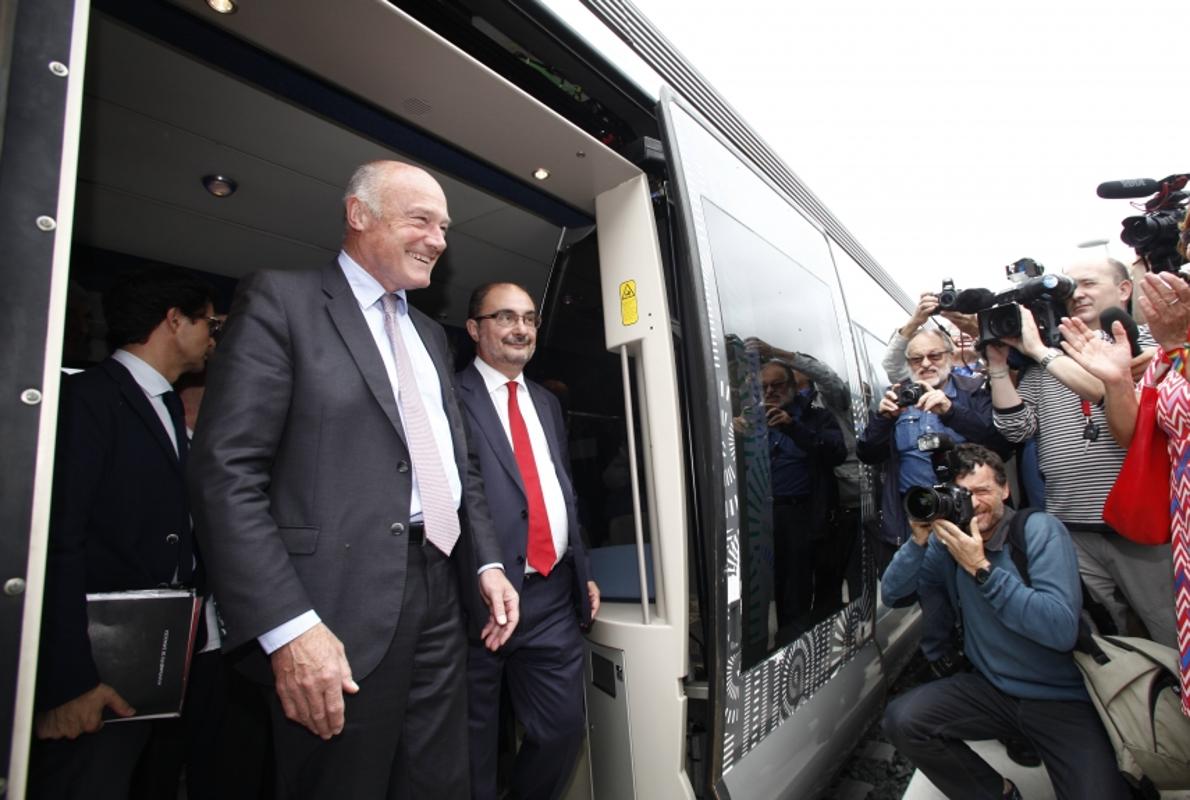 El presidente de Aragón, Javier Lambán, junto a su homólogo de Aquitania, este viernes en el tren que ha inaugurado el tramo reabierto entre Olorón y Bedous