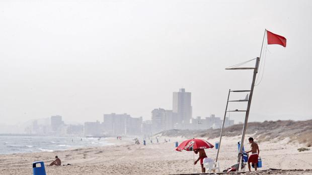 El Ayuntamiento de Torrevieja prohíbe el baño en las playas por no contar con socorristas