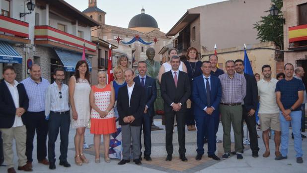 Miembros de la corporación de Yuncler y alcaldes de otros municipios acudieron al acto de inauguraciión