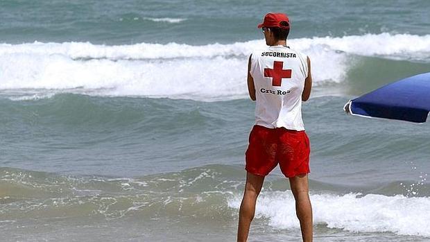 Un socorrista vigila una playa durante la temporada estival