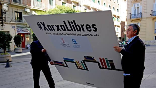 Imagen de un panel informativo de la campañla XarxaLlibres