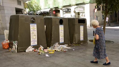 Estado de los contenedores de reciclaje de la plaza de Carlos Cambronero