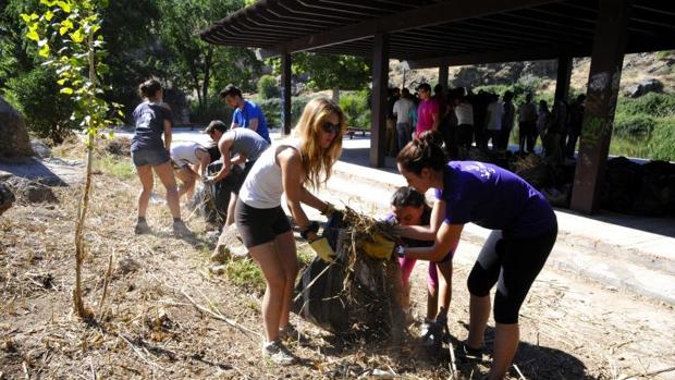 Estudiantes participan en una senda ecológica en las riberas del Tajo.